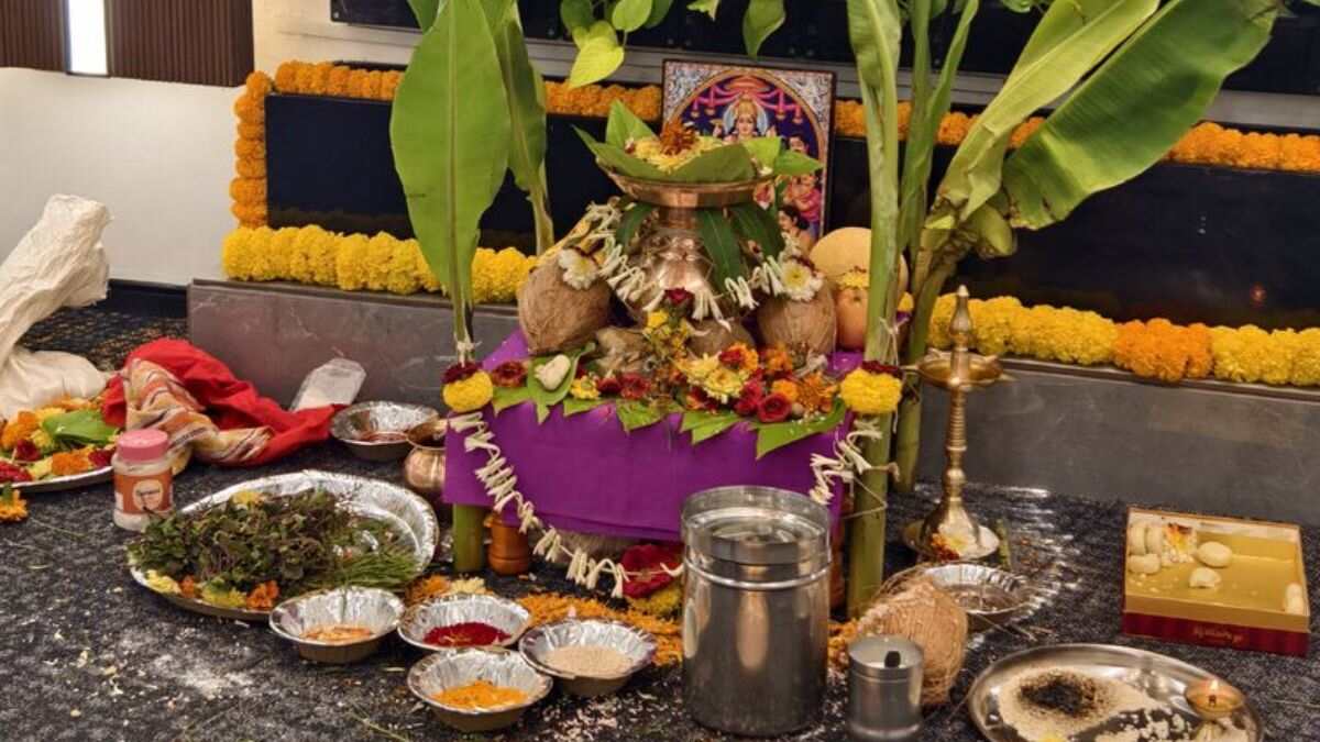 Vishwakarma Puja Vrat Katha 2024: विश्वकर्मा पूजा के दिन पढ़ें ये व्रत कथा, घर निर्माण से व्यापार तक होगा लाभ ही लाभ | vishwakarma puja vrat katha for home and business benefits | HerZindagi