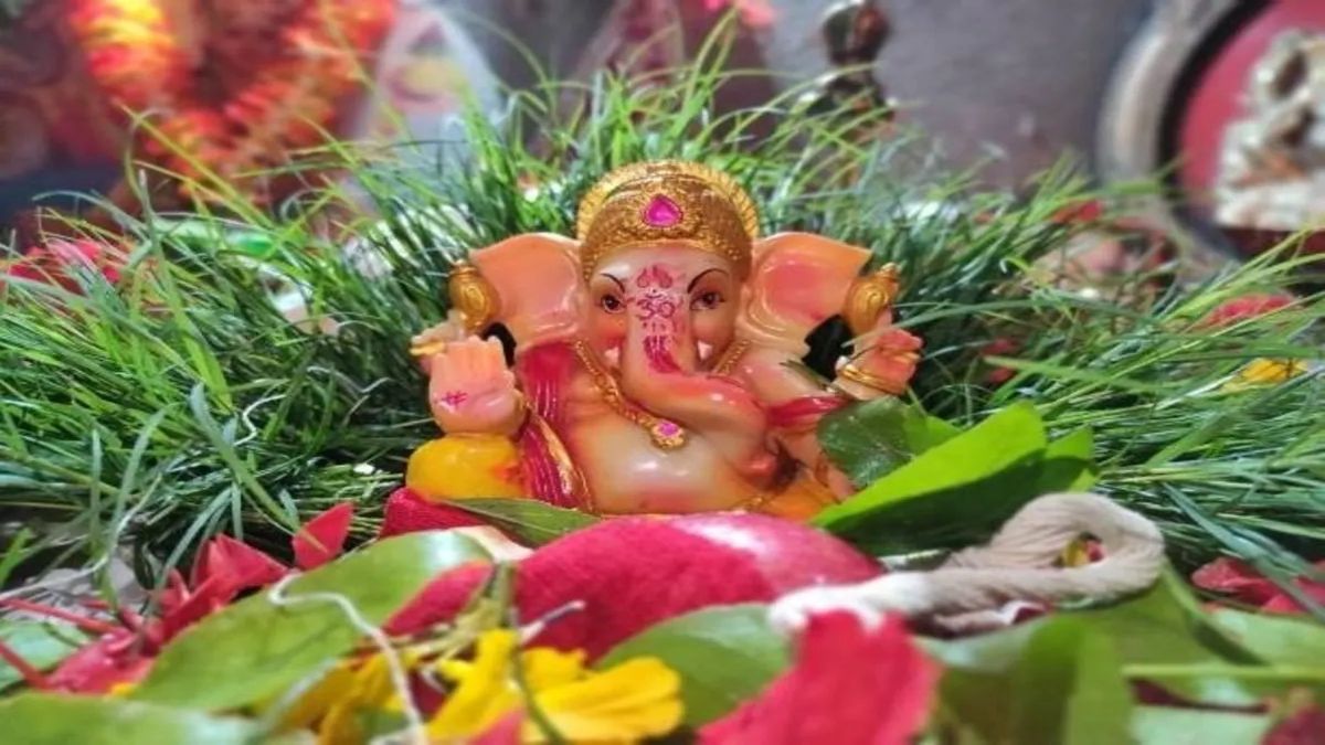 what things we should immersed with lord ganesh on ganpati visarjan 