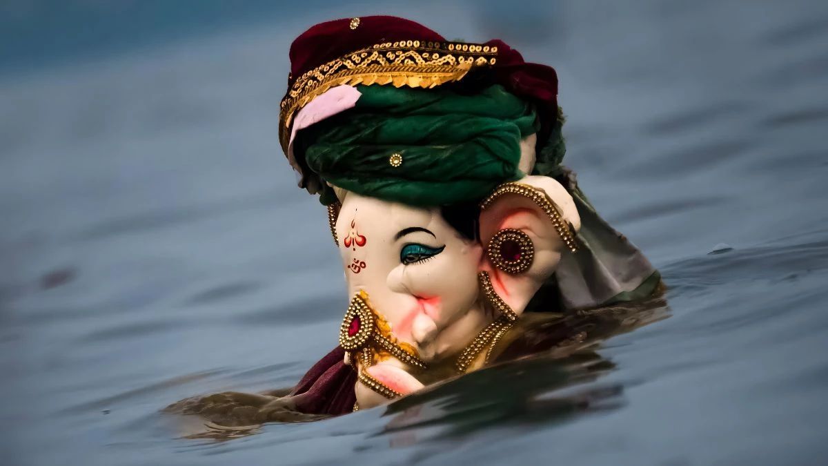 which things we should immersed with lord ganesh on ganpati visarjan 