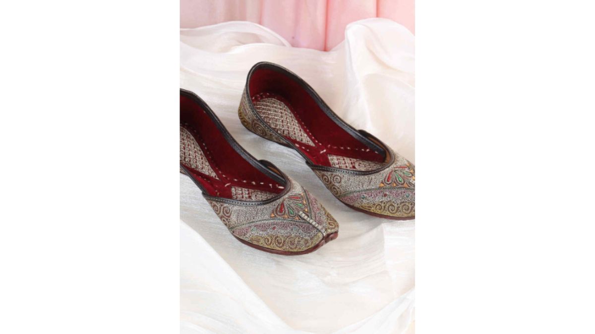 Mochi Women Embroidered Mojaris