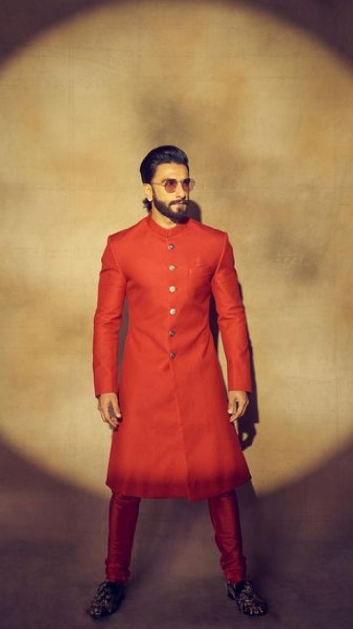 Ranveer Singh Wears Funny Dresses  अजबगजब कपड और अतरग फशन अपन  सटइल स अकसर फस क हरन कर दत ह रणवर सह