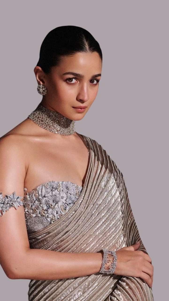 Alia Bhatt's Bold Blouse Design Is The Current Talk Of The Town! Yay or  Nay? | WeddingBazaar