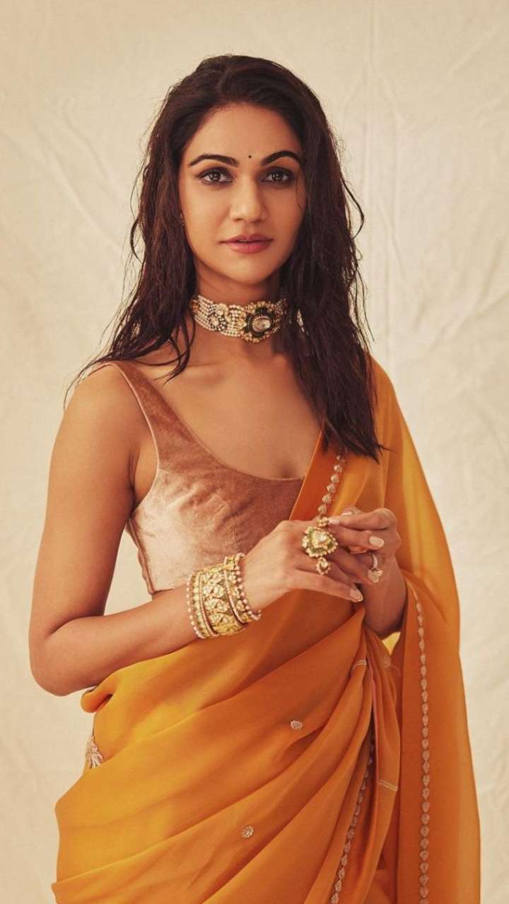 Ananya Panday, Janhvi Kapoor, And Shanaya Kapoor: Gen-z blouse designs to  pair your modern sarees [