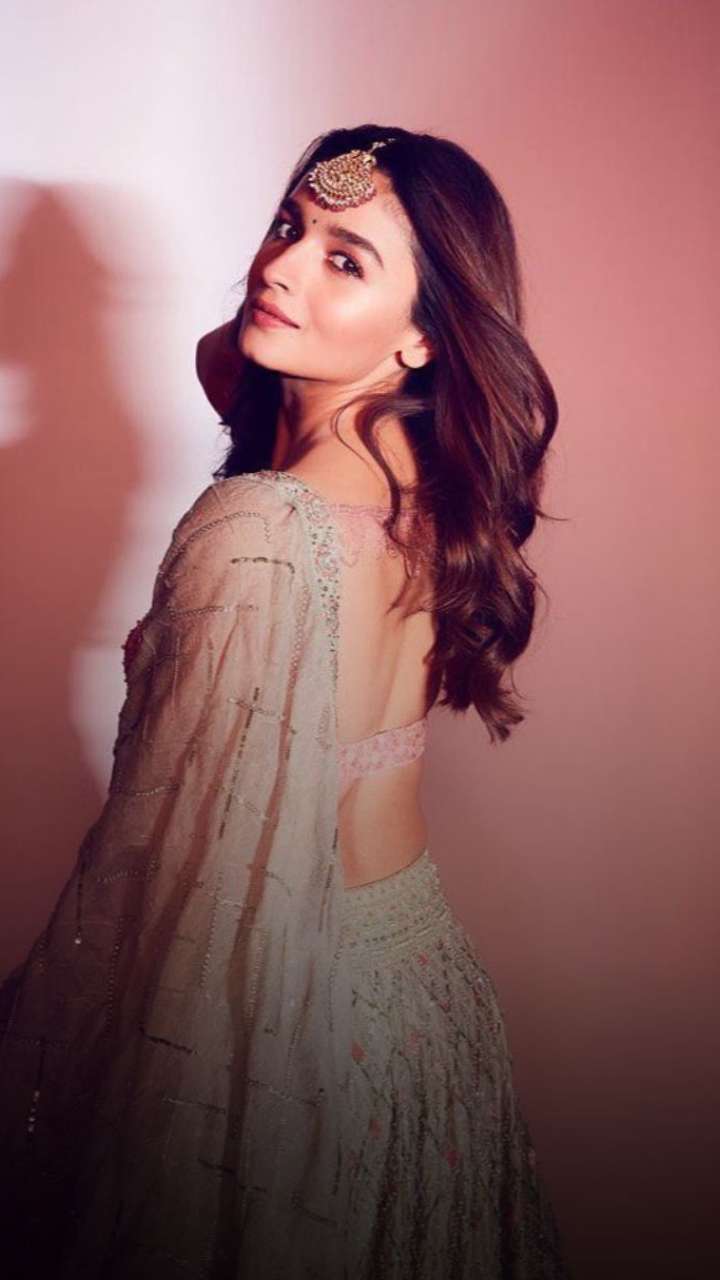 Minimal glam to soft waves: 5 bridal beauty tricks to steal from Alia Bhatt  | Vogue India