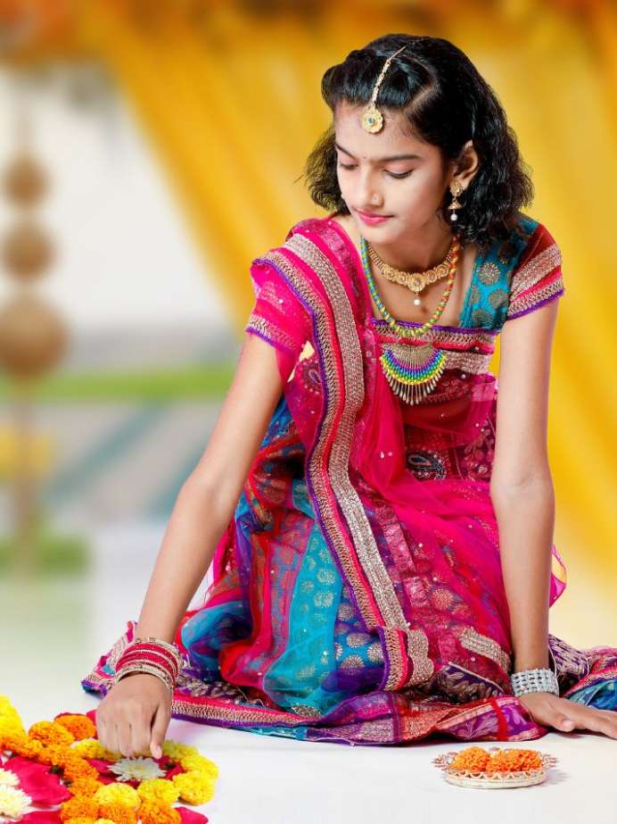 indian ladies Festival diwali Rangoli Click Picture Stock Photo - Alamy-gemektower.com.vn