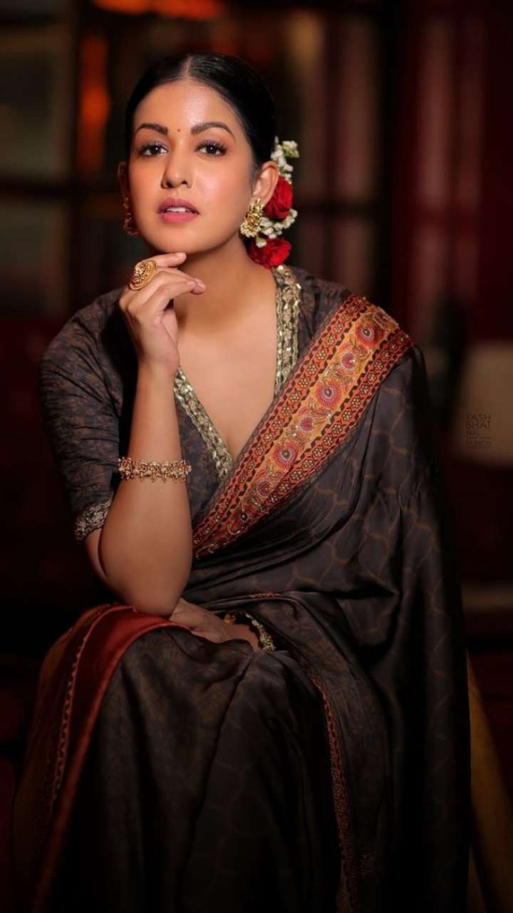 Ishita Dutta Inspired Modish Front Neck Blouse Designs To Pair With Saree!