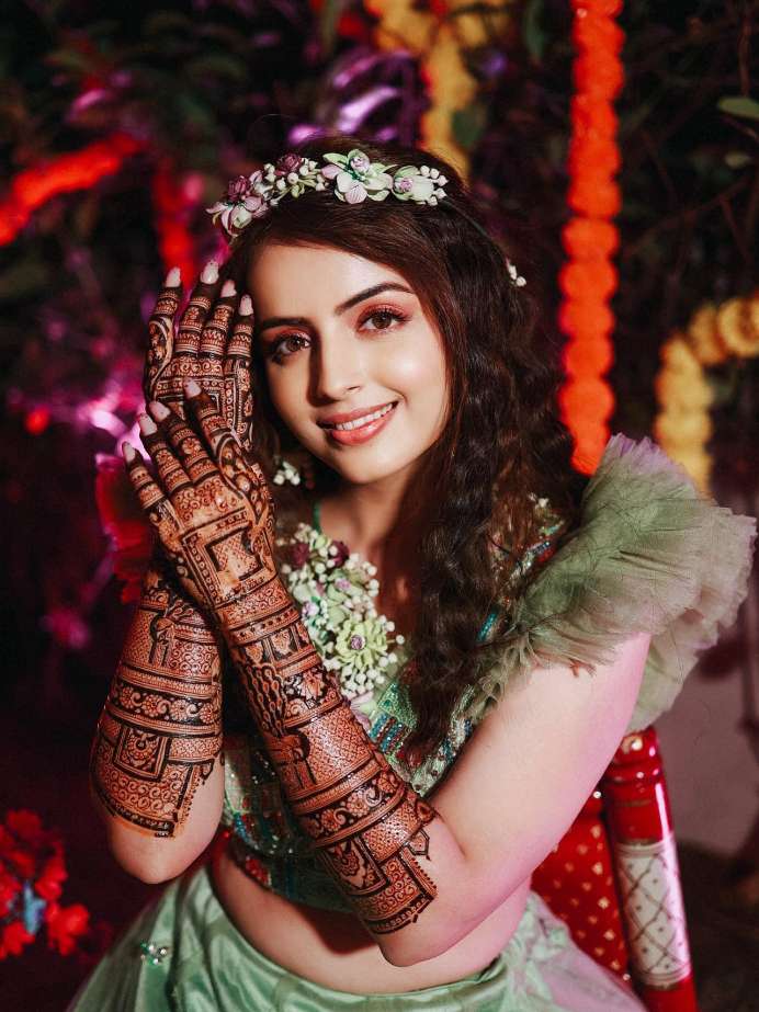 Indian bride posing with her mehndi art on hands. | Photo 228309