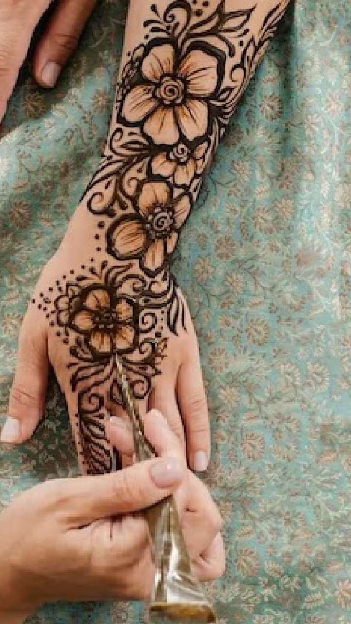 Karwa Chauth Mehndi Designs 2020 simple unique and beautiful mehndi designs  photos - Karwa Chauth Mehndi Designs 2020 : इन लेटेस्ट डिजाइन्स के साथ पिया  के नाम की मेहंदी लगेगी और भी