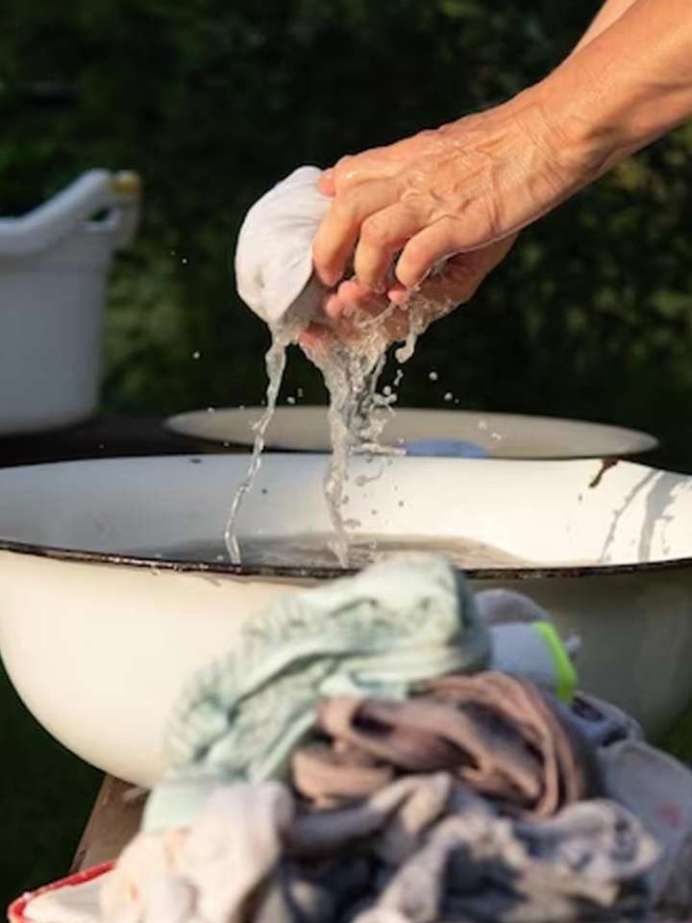 बिना वॉशिंग मशीन के 10 मिनट में ऐसे धोएं कपड़े