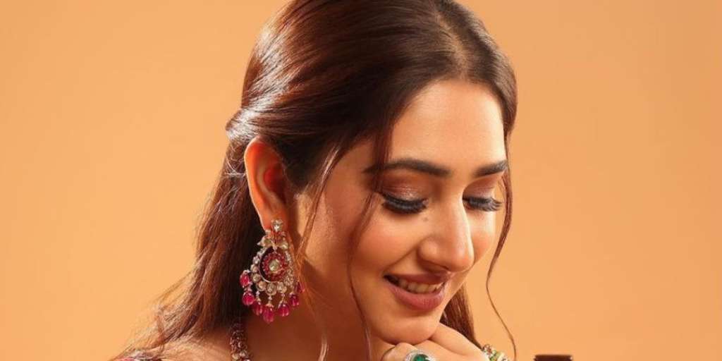 elegant-hairstyles-by-disha-parmar-for-engagement-party