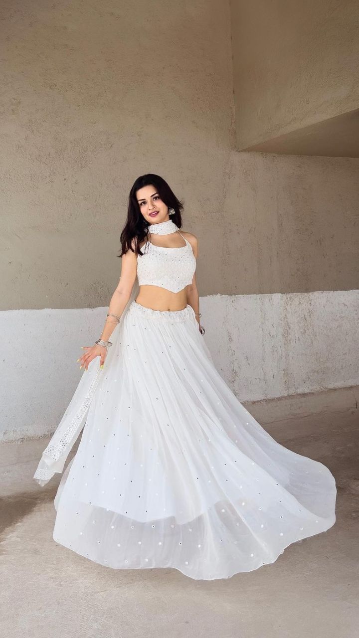Italy Diaries: Avneet Kaur looks stunning in white gown, poses at Piazza  Navona | IWMBuzz