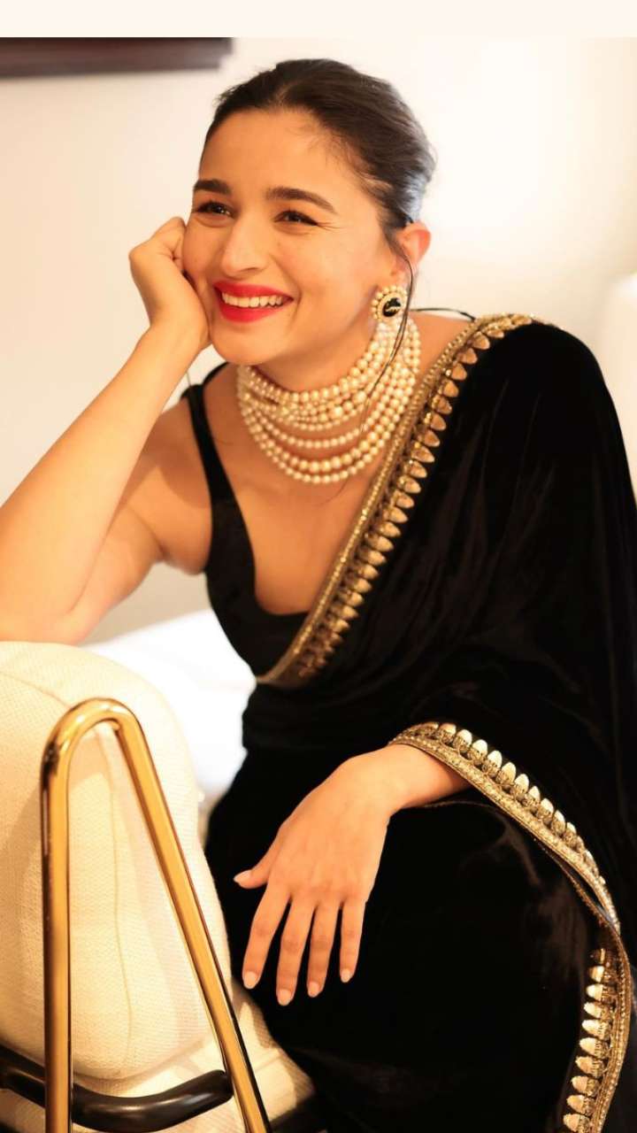 Black saree matching earrings discount