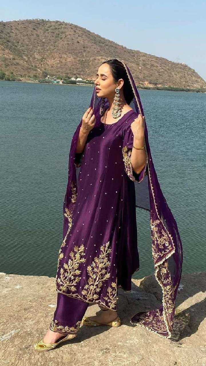 Sunanda sharma suit design hotsell