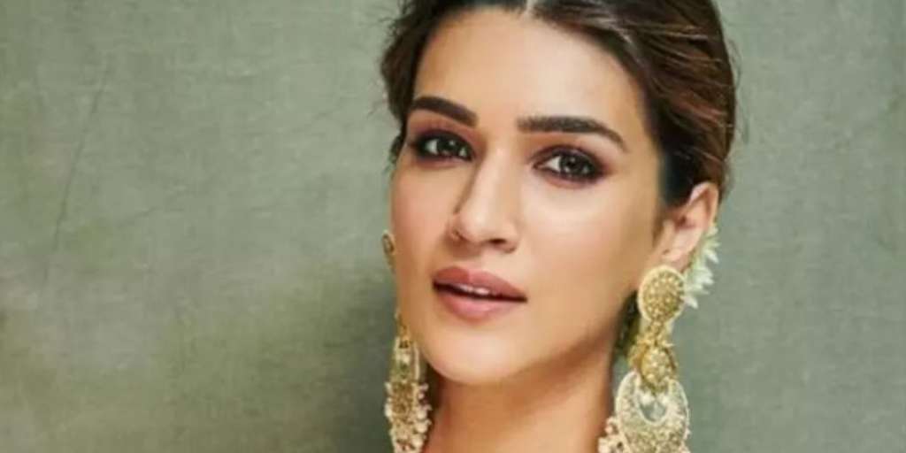 Bollywood Divas-Inspired Blouse Designs To Pair With Sequin Saree
