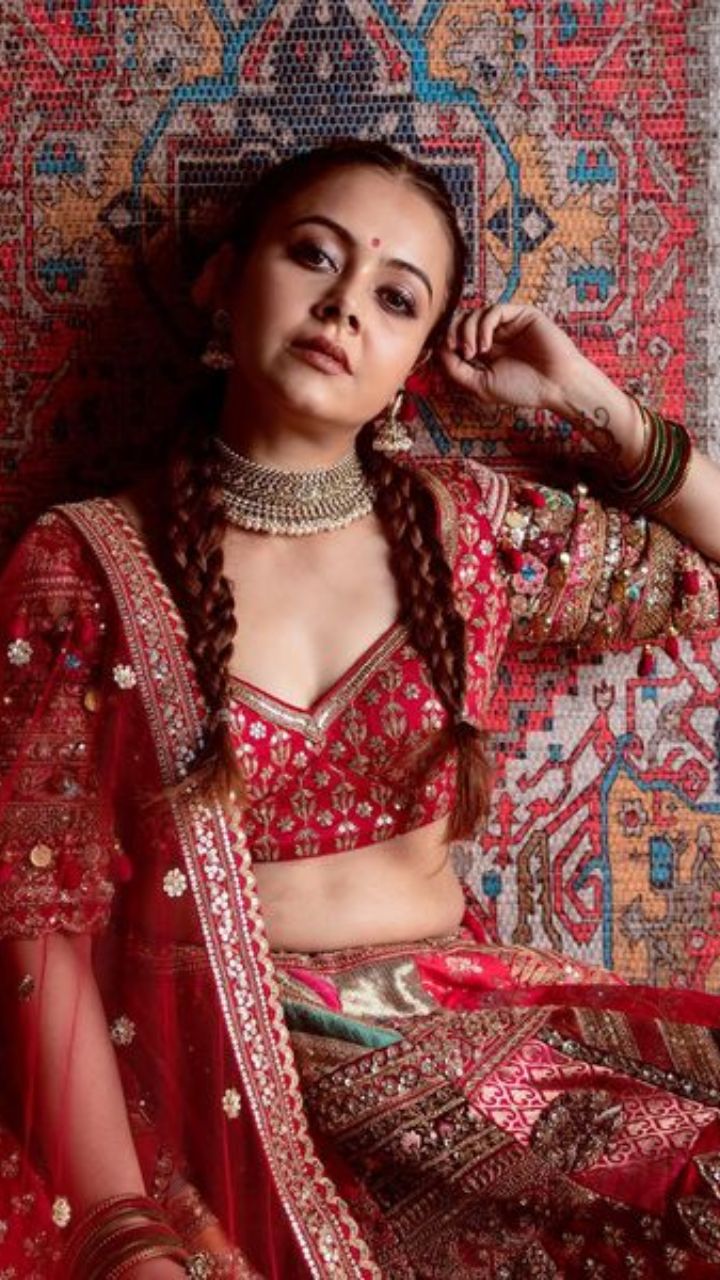 Best Jewellery Options to Match with your Red Bridal Lehenga | ShaadiSaga |  Indian wedding photography poses, Bridal portrait poses, Indian wedding  photography