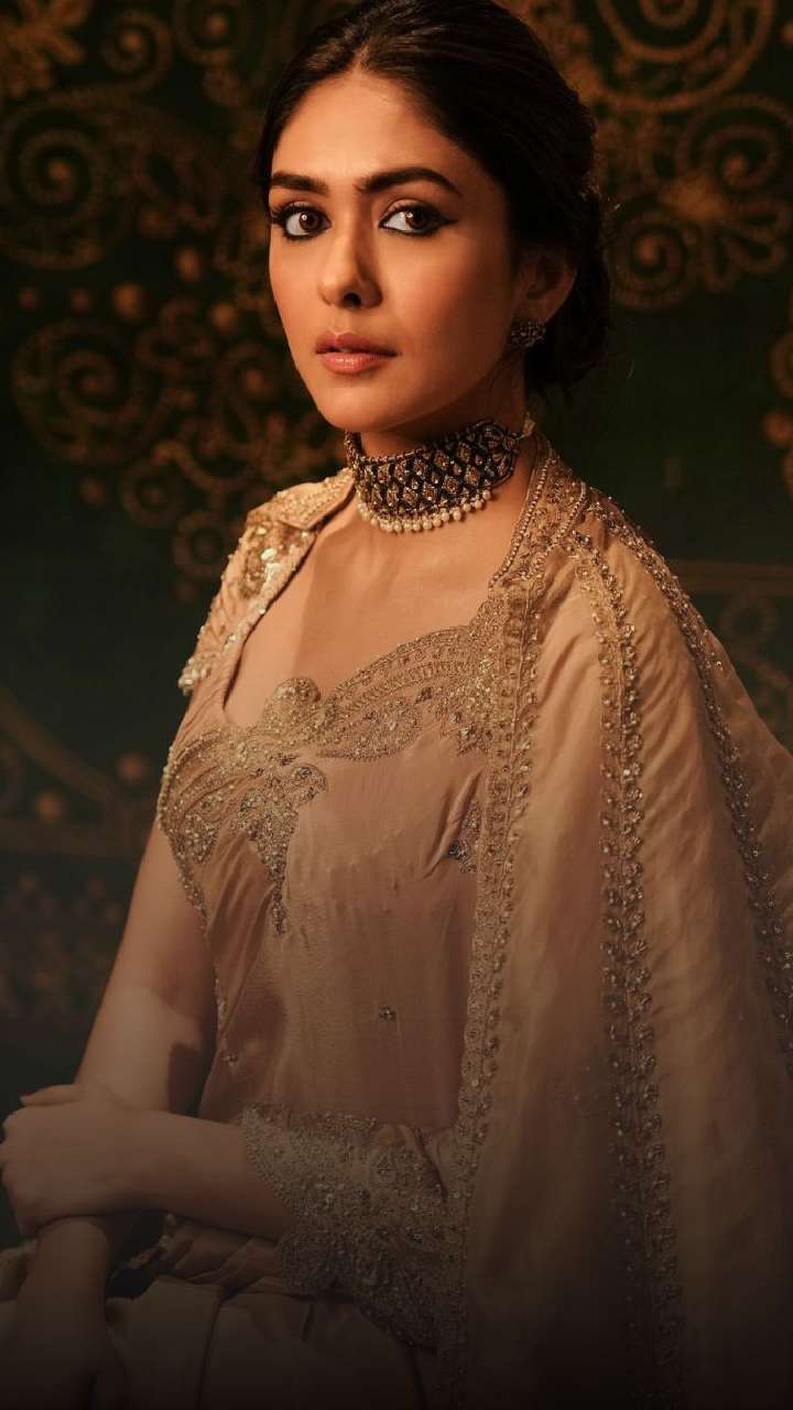 5 Effortless Makeup Looks By Mrunal Thakur For New Brides To Pair With  Ethnics