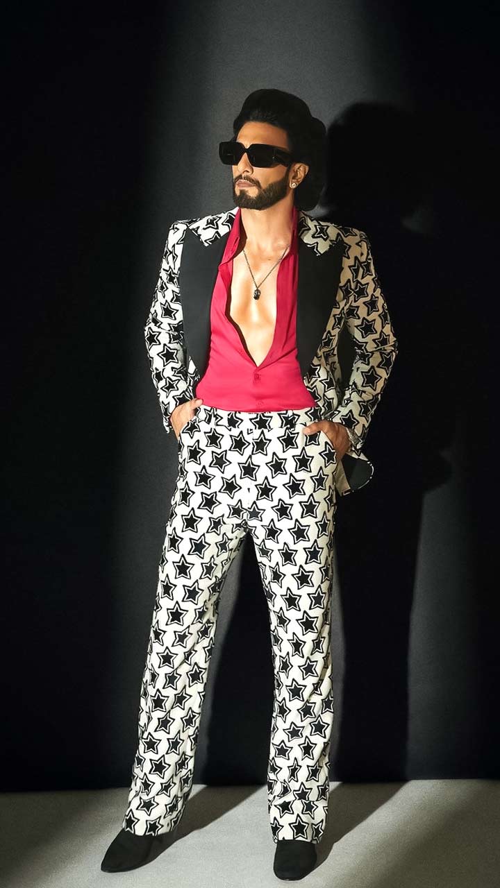 Ranveer Singh knocks it out of the park in grey pant-suit with pinstriped  waist coat : Bollywood News - Bollywood Hungama