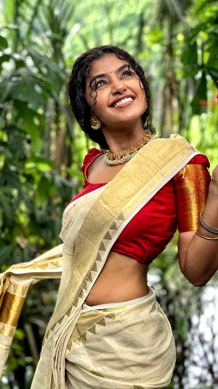 Anupama Parameswaran Looks in Traditional Saree Photoshoot