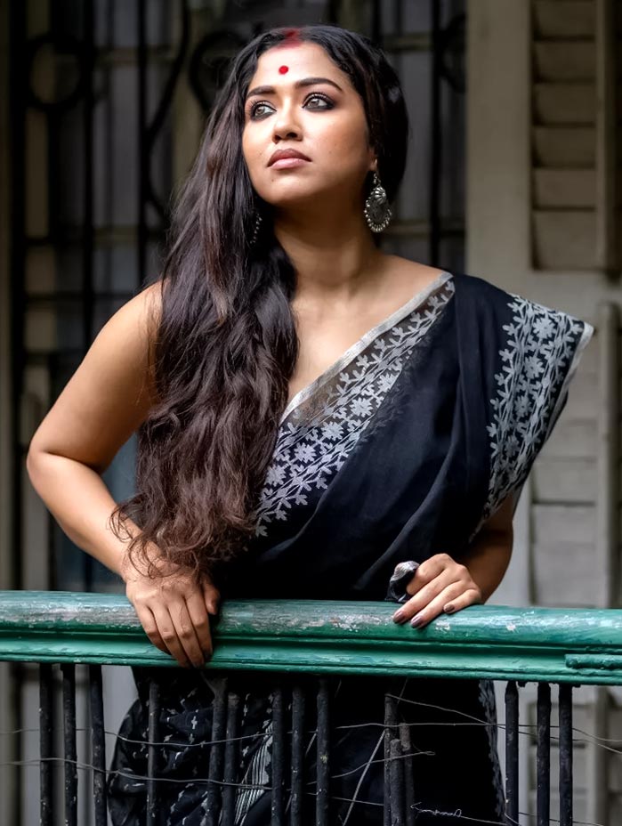 Mrunal Thakur gives 'Girl Next Door' vibes in a classic black saree | Times  of India