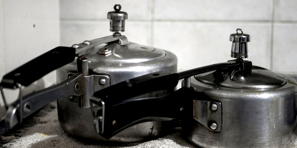 Easy Hacks To Clean Burnt, Stained Pressure Cooker
