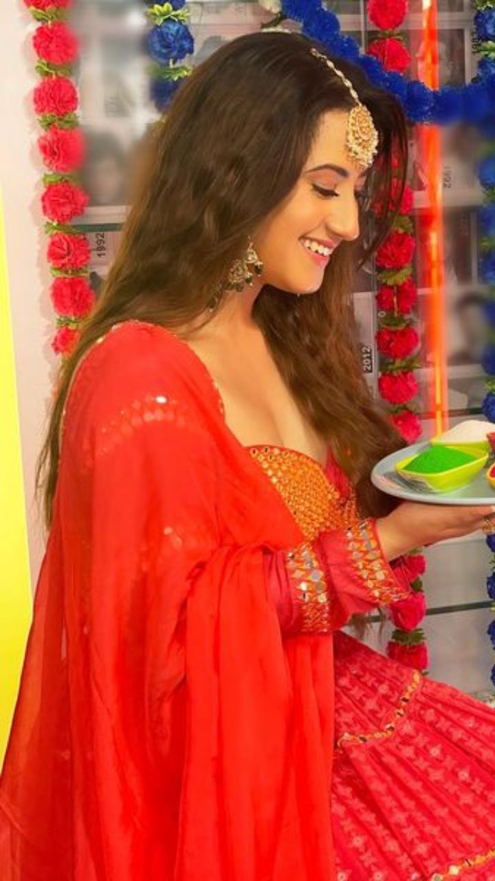 Alisha Panwar hindi tv hot low waist saree navel Caps – indiancelebblog.com