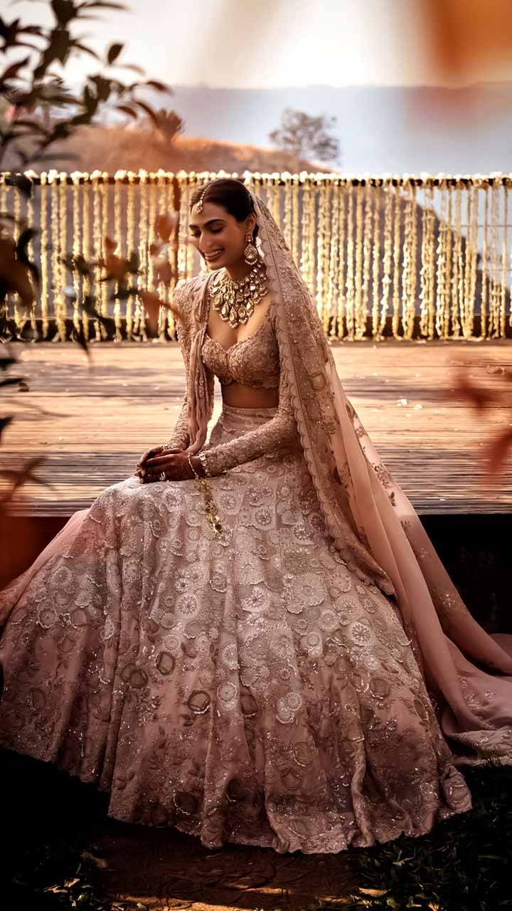 Athiya Shetty's Wedding Lehenga: Athiya Exudes Old World Charm In Her Anamika  Khanna Bridal Outfit | HerZindagi