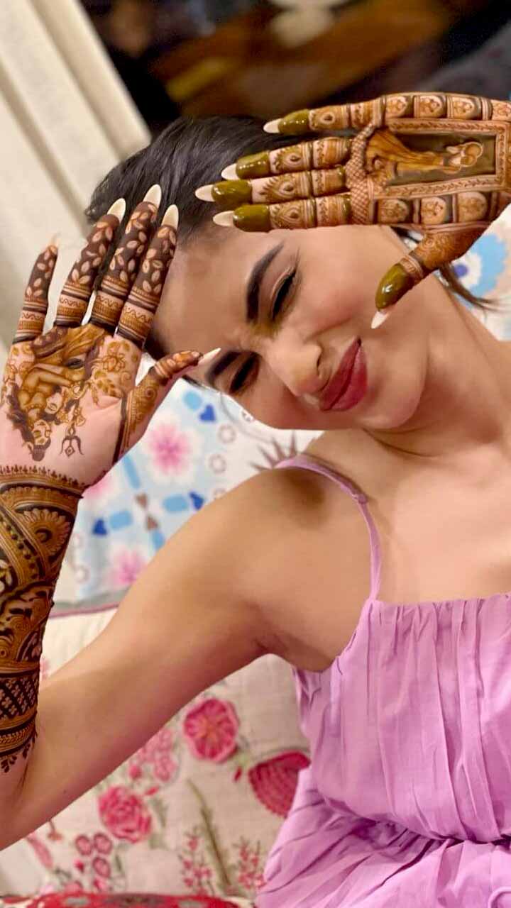 back hand mehndi design Images • ᪥❤︎ 𝓖𝓪𝓭𝓲𝔂𝓪'𝓼 𝓗𝓮𝓃𝓃𝒶 ❤︎᪥  (@saadiaa) on ShareChat