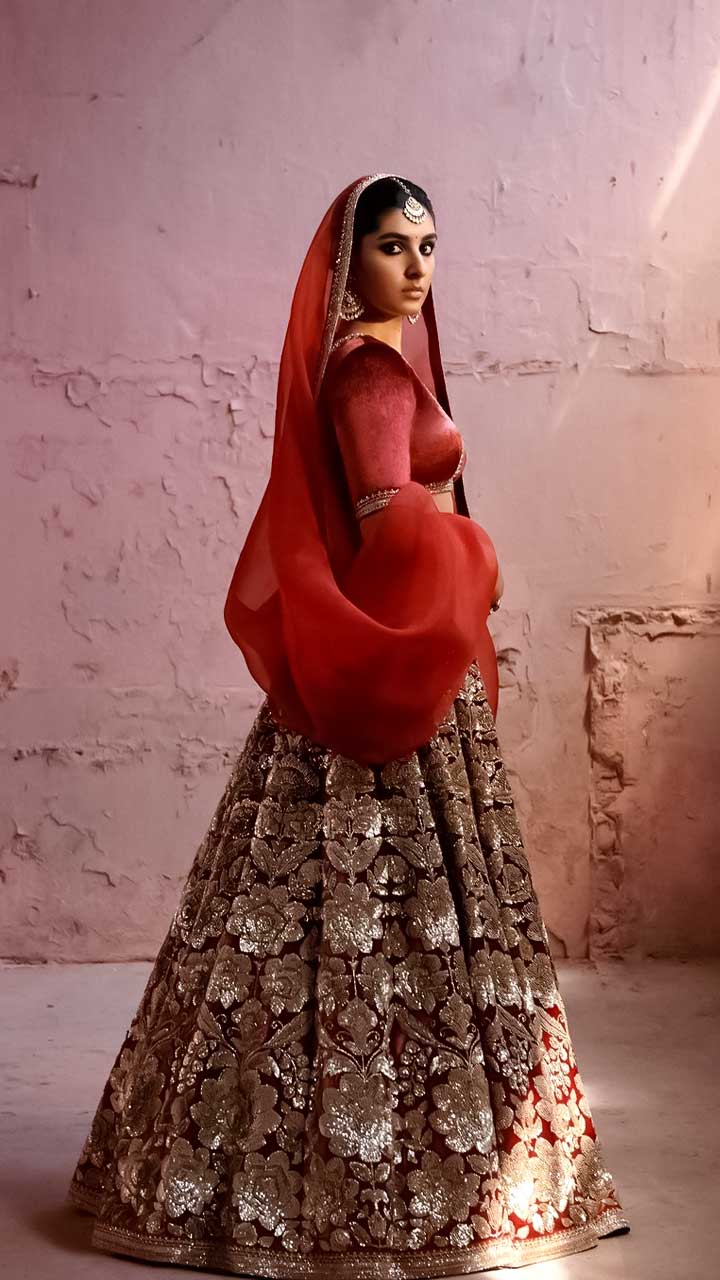 Dulhan in Red Lehenga Elegance: Sabyasachi-Inspired Royal Baggi Collection,  शादी का लहंगा - JMS Studio, Surat | ID: 2853090439933