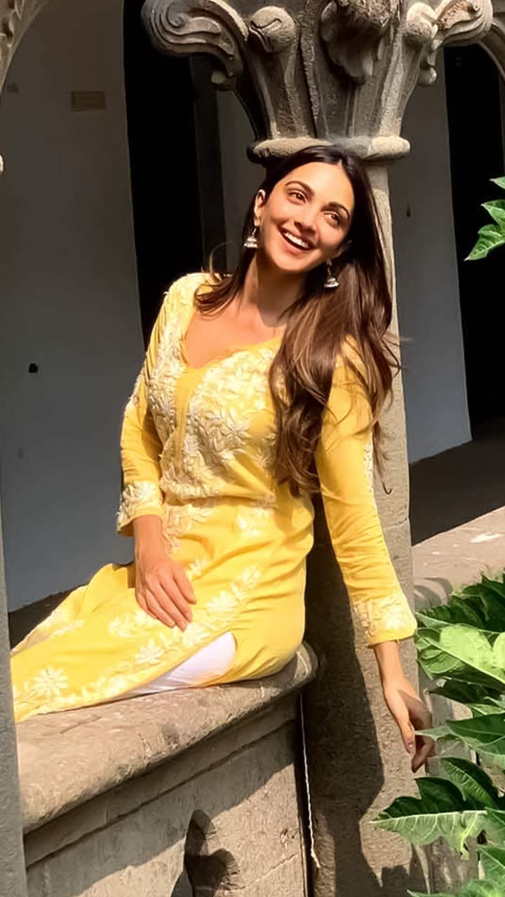 Kiara Advani sizzles in a bright yellow feathery outfit, picture goes viral!